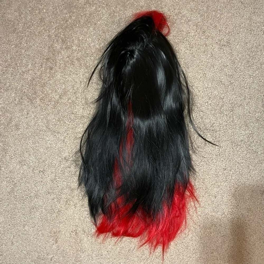Black and red wig‎